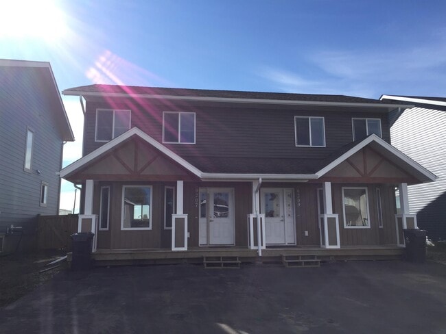 Building Photo - 9207-9102 102 Ave