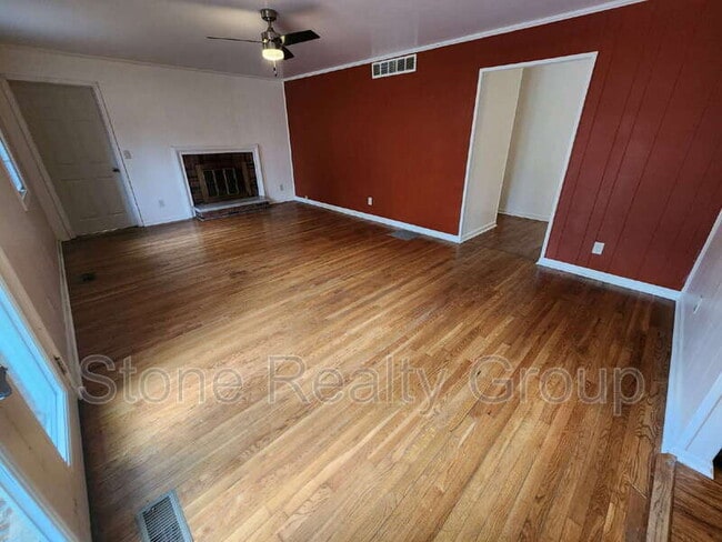 Photo - 308 Hickory Hill Dr