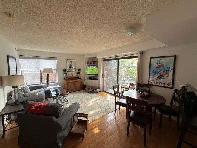 Photo - 2320 Wisconsin Ave NW Unidad 212