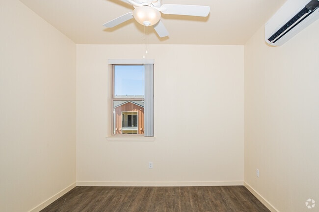 2BR, 2BA - 931SF