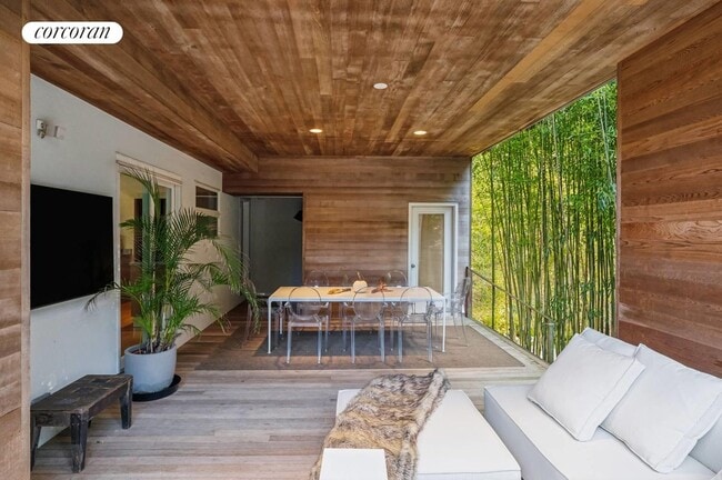 Photo - 10 Three Mile Harbor Hog Creek Rd