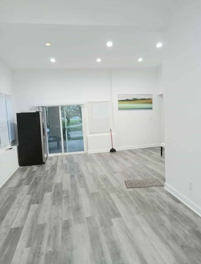 Photo - 285 Old Gary Ave