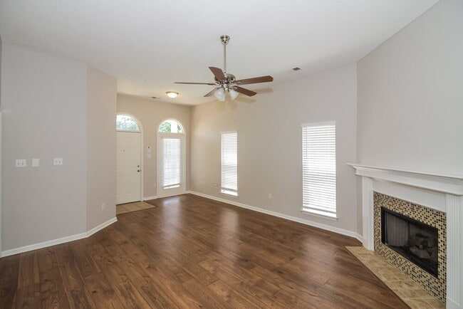 Photo - 824 W E Ross Pkwy