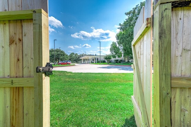 Building Photo - 1616 Redway Ln