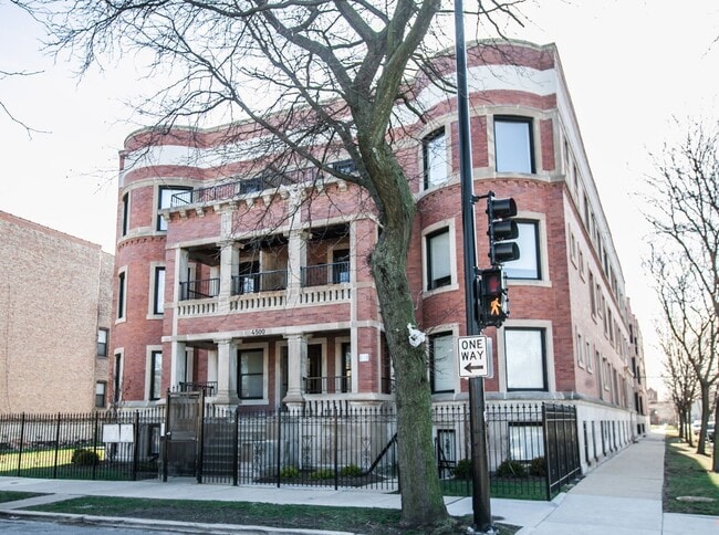 Photo - Stylish Bronzeville 2BR with Parking, Storage & Modern Finishes Unit 2W