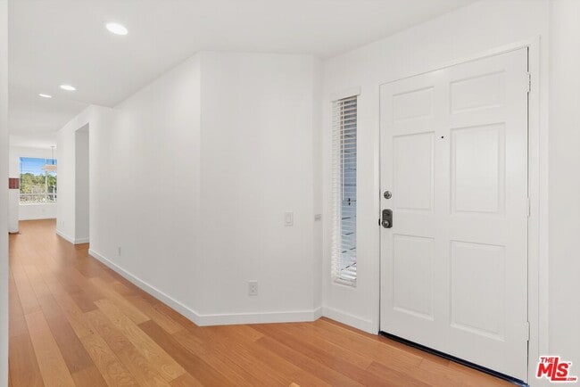 Photo - 4643 E 4th St Unidad 22