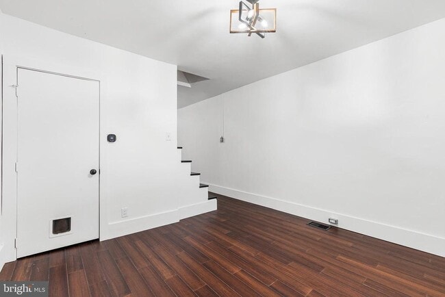 Photo - 2549 Collins St