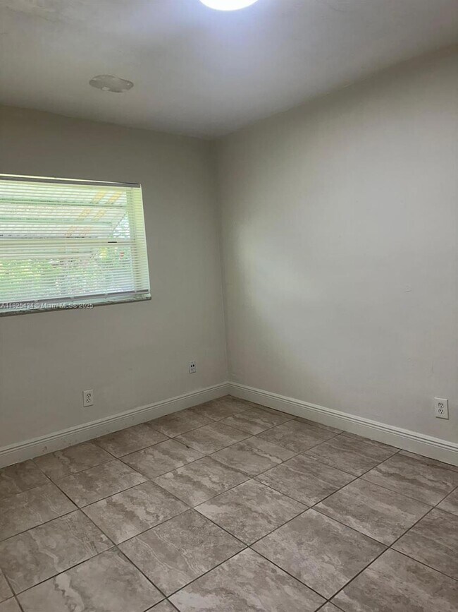 Photo - 4141 SW 20th St Unit 3