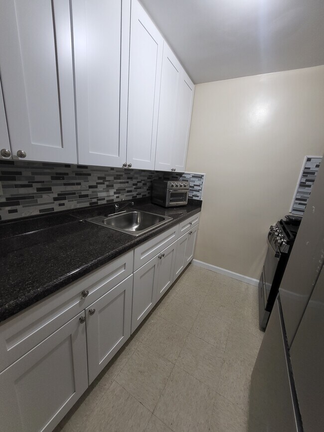 Kitchen - 620 Baychester Ave Unit 1-21