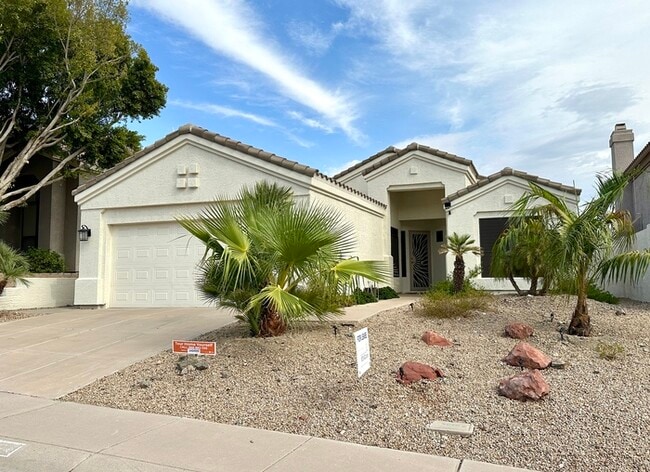 Gorgeous remodel update! No neighbors behi... - Gorgeous remodel update! No neighbors behi... House