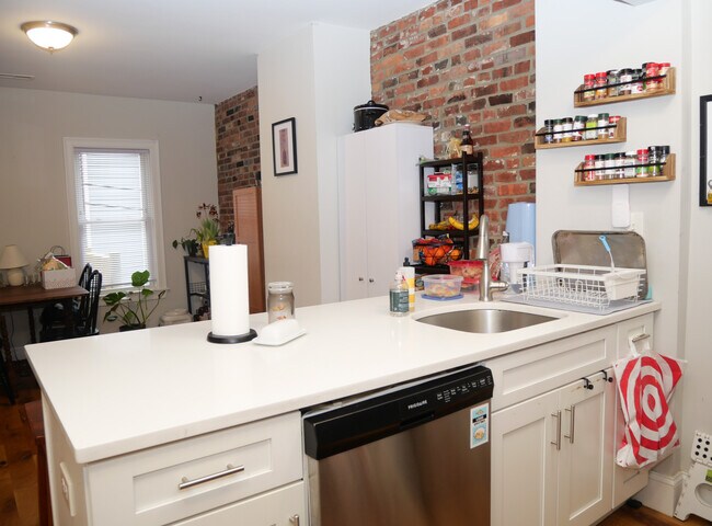 Photo - 255 Paris St