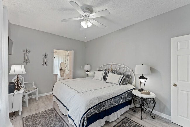 Master King Bed - 914 8th St N Unit STUDIO