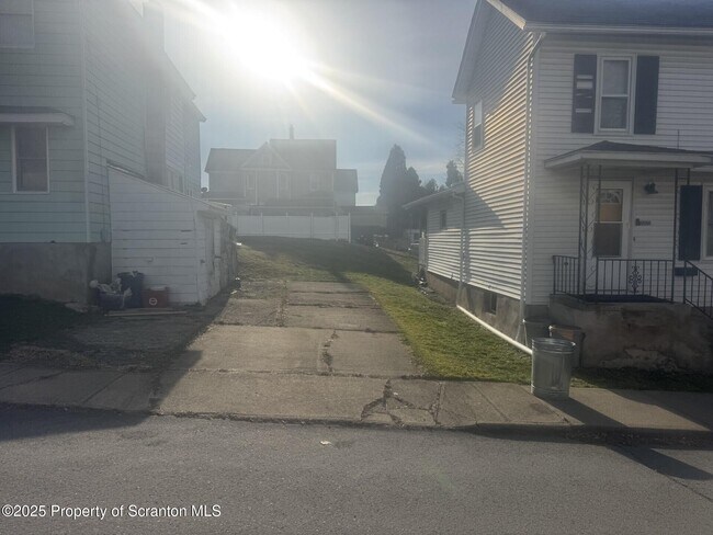 Photo - 2001 Price St