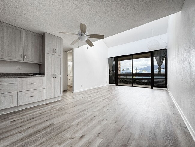 Building Photo - Pet Friendly Kailua Condo with A/C Unit 445