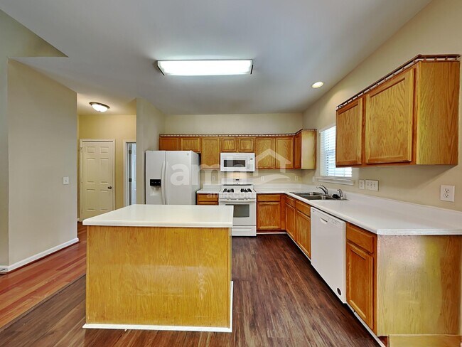 Photo - 616 Hanska Way