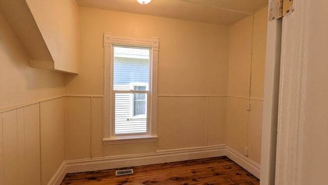 Photo - 384 Iona Ave