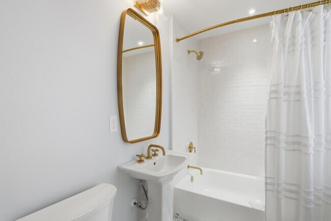 Photo - 705 Barnard St