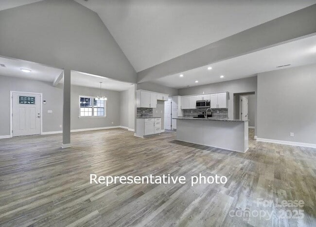Photo - 595 Foxwood Dr SE