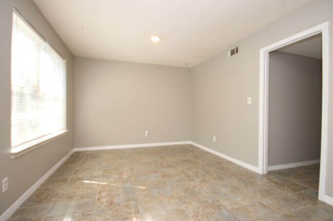 Southwest Pensacola Townhome Near NAS Pensacola with Granite Kitchen & Privacy-Fenced Patio