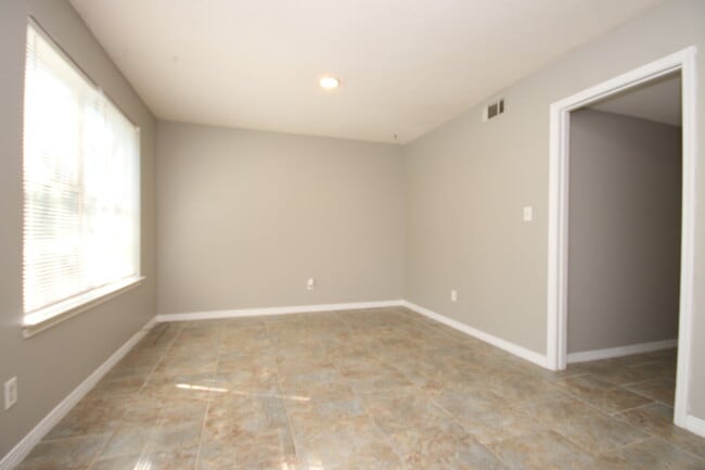 Photo - Southwest Pensacola Townhome Near NAS Pensacola with Granite Kitchen & Privacy-Fenced Patio