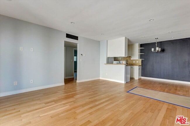 Photo - 5726 Woodman Ave Unit 4