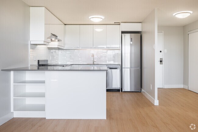 2BR, 1BA - 719SF - Kitchen - Castle Towers