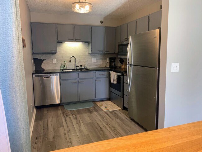 Updated stainless steel appliances - 26 10th St W Unidad 301