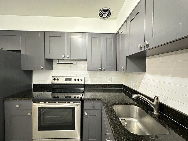 Photo - 3825 N Pine Grove Ave Unidad 203