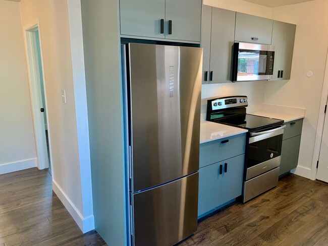 Remodeled & Stunning 2/1 Duplex in South A... - Remodeled & Stunning 2/1 Duplex in South A... House
