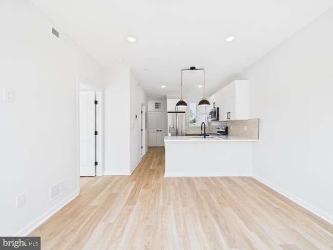 Building Photo - 1326 S Gross St Unit 4