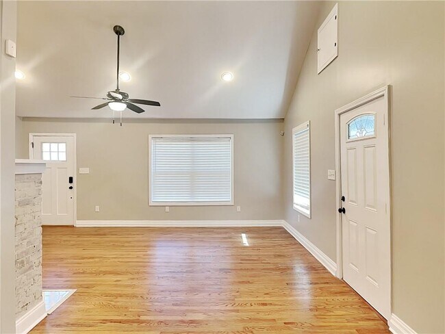 Photo - 1439 Westmont Rd SW