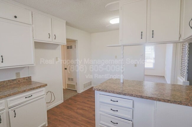 Photo - 3012 49th St