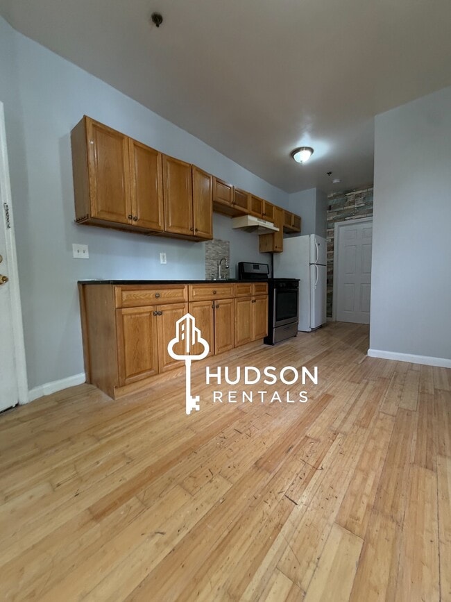 Building Photo - 623 Bramhall Ave Unit 1R