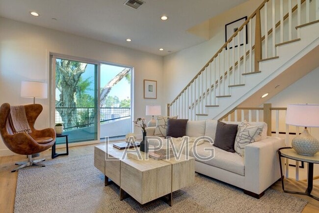 Photo - 6016 Comey Ave