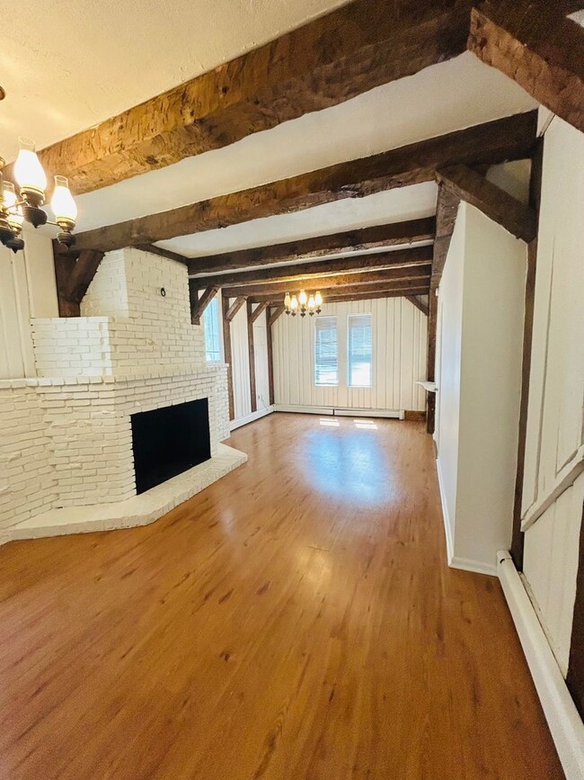 Building Photo - 105-107 Richards Unit 107B