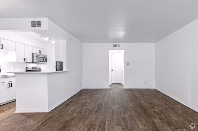 1BR, 1BA - 740SF (Plan B) - Living Room