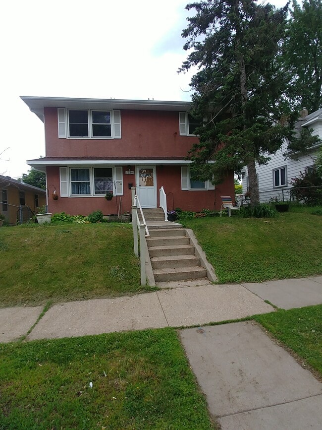 Building Photo - 1230 Hewitt Ave Unit 2