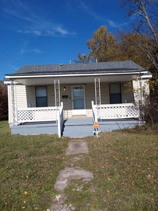 Photo - 815 SW H Ave