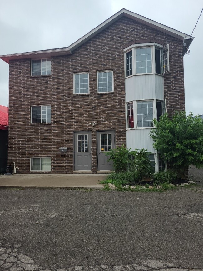Building Photo - All Inclusive Student Rooms By McMaster! Unit 2B