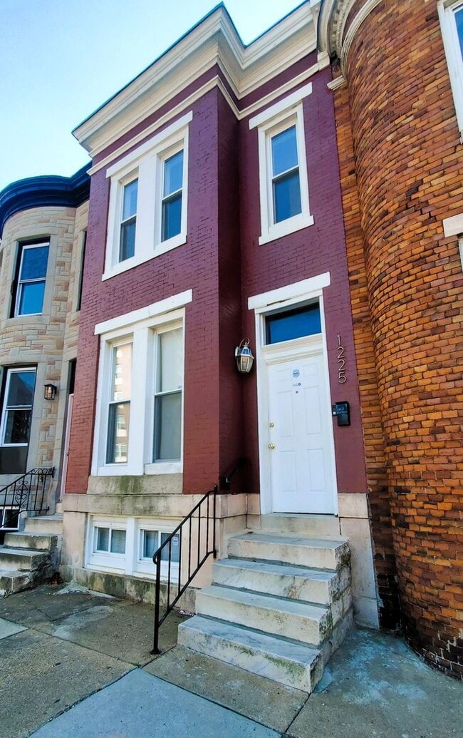 Building Photo - Large 3BR/1BA townhome in the Oliver neighborhood of East Baltimore