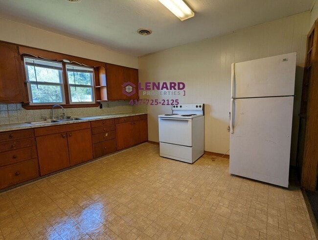 Photo - 723 E College St