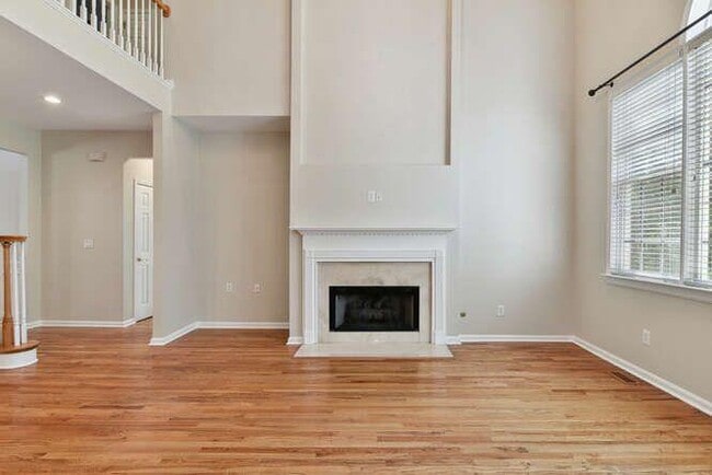 Photo - 330 Winherst Ln