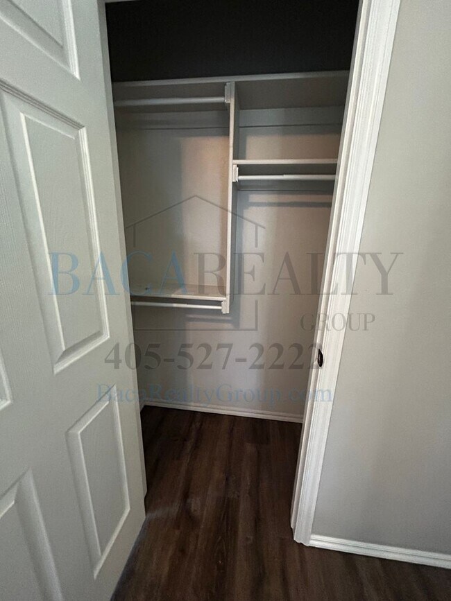 Photo - 3BR 2BA duplex with 2 car garage in Yukon!!