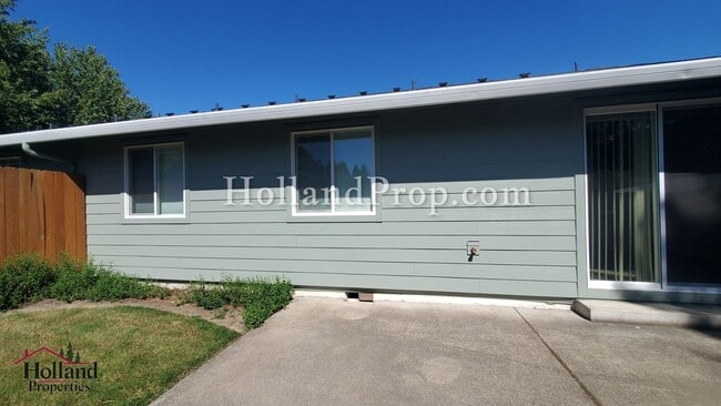 Photo - Lovely 2 bedroom unit with private fenced yard!