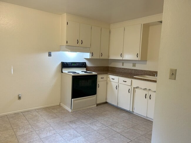 643 College St Unit D