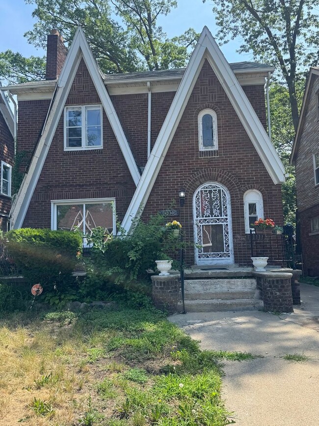 Building Photo - 3 bd/1 bath Single Family Brick Home