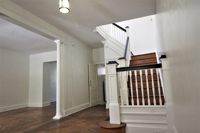 Photo - 328 E 33rd St