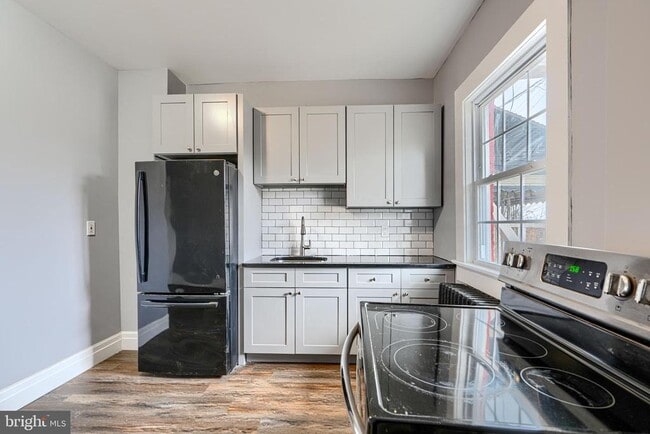 Photo - 2533 W Lombard St