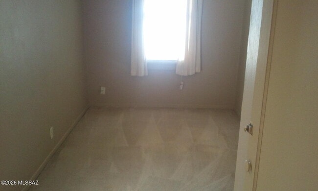 Photo - 114 E Blacklidge Dr