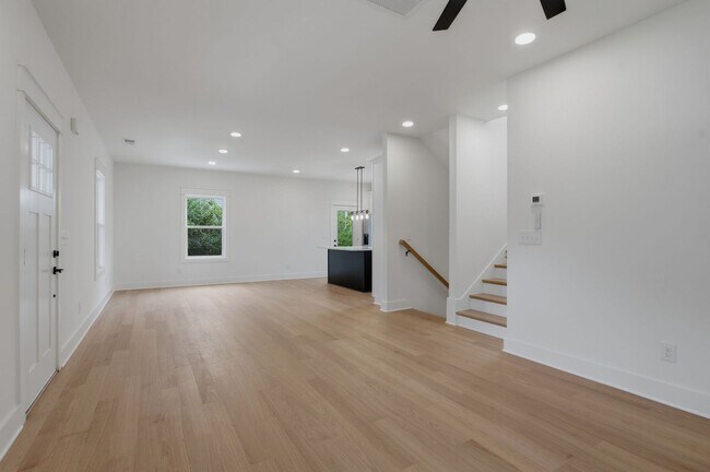 Photo - Spacious 5-Bedroom with Fenced Yard & Modern Amenities